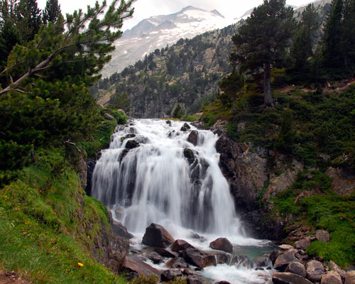 Cascada aigualluts en Valle Benasque Alojamientos en Pirineos