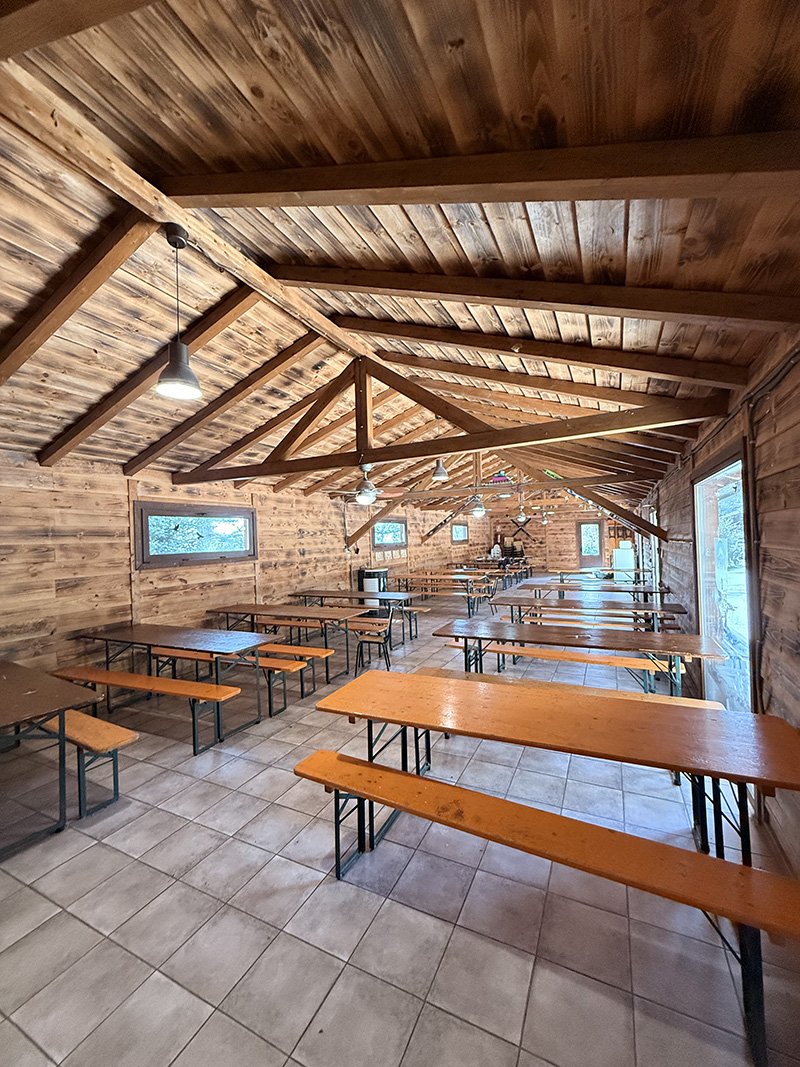 Comedor madera albergue cercedilla madrid