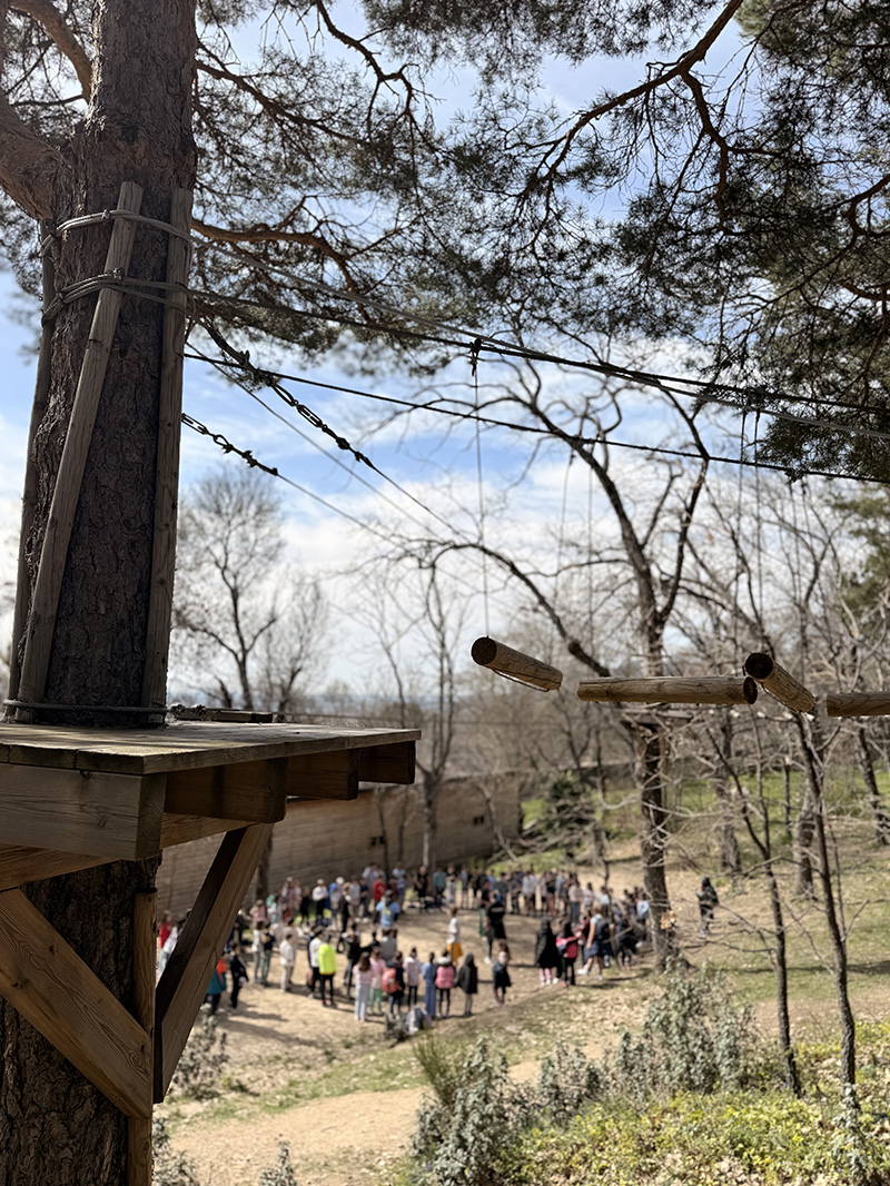 grupo de jovenes juando en cancha deportiva en Cercedilla 3