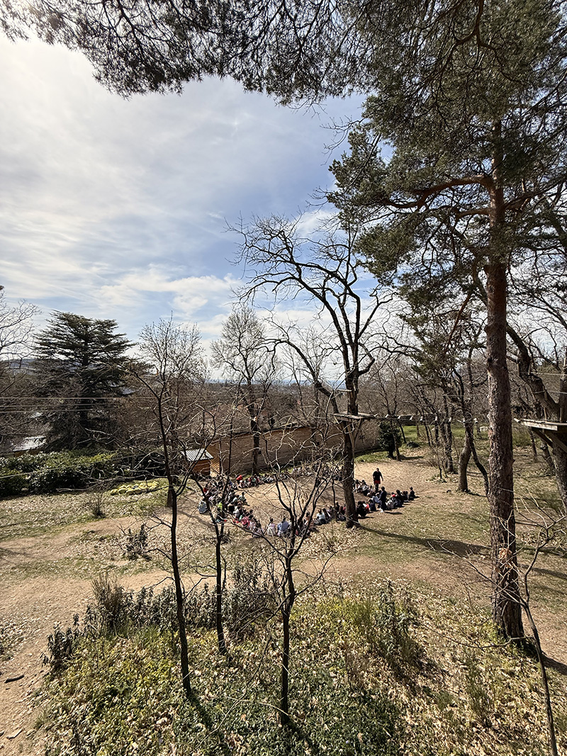 grupo de jovenes juando en cancha deportiva en Cercedilla 3