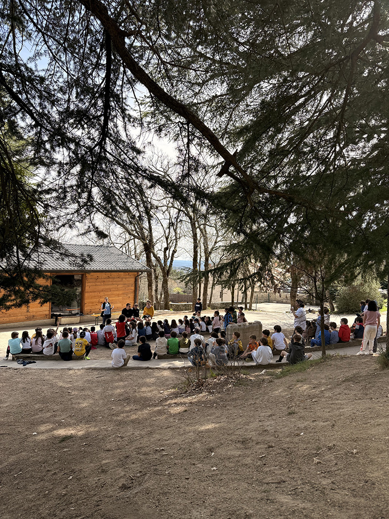 grupo de jovenes juando en cancha deportiva en Cercedilla 4