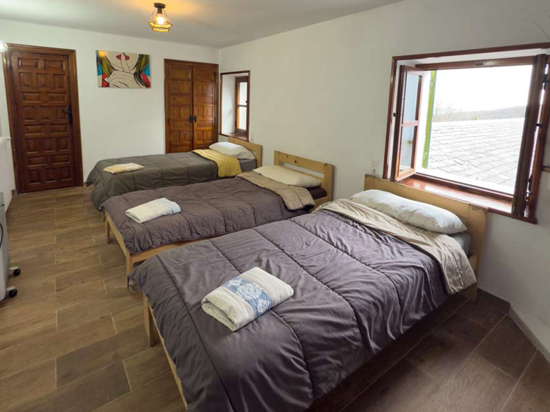 camas comodas en habitacion de albergue multiaventura en miraflores de la sierra Madrid